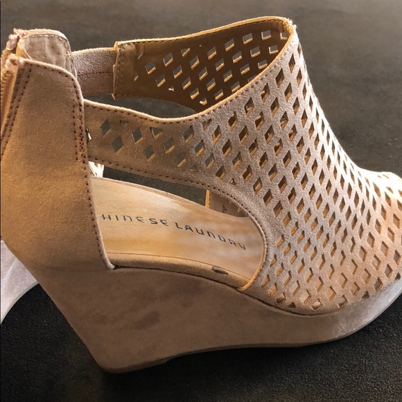 Women’s Chinese Laundry wedges - Picture 4 of 5